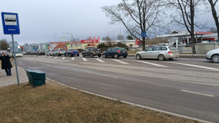 Negadījuma dēļ uz tilta pār Daugavu, Jēkabpilī, ceturtdienas pēcpusdienā izveidojies liels transporta sastrēgums abos pilsētas krastos (FOTO)