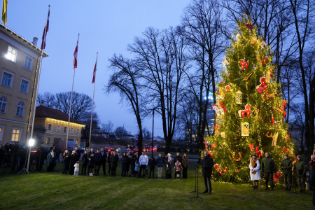 No Preiļu novada ar prezidentu Ziemassvētku egli iededza divas ģimenes, no Aizkraukles - viena (FOTO)