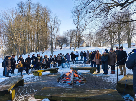 Viesītieši pulcējas pie Barikāžu atceres ugunskura (FOTO)