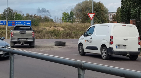 Jēkabpilī, automašīnai uzsprāgstot riepai, tā lidojumā izsit stiklu garām braucošam auto