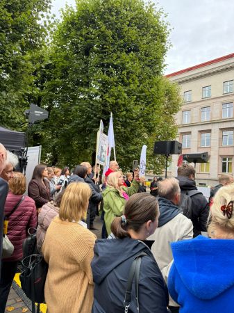 Jēkabpils mediķi piedalās piketā pie valdības ēkas (FOTO)
