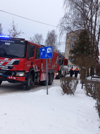 Jēkabpilī, Viestura ielā, iespējams, zemais sniegputenis liek maldinoši domāt, ka dzīvoklī izcēlies ugunsgrēks (FOTO)(VIDEO)