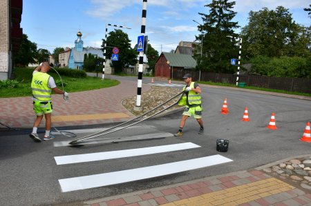 Jēkabpilī norisinās ielu horizontālo apzīmējumu krāsošana (FOTO)