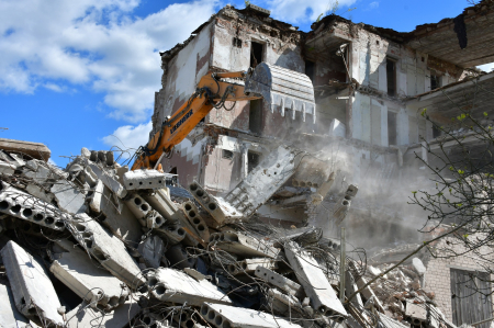 Jēkabpilī, Madonas ielā 27B demontē daudzstāvu ēkas graustu (FOTO)