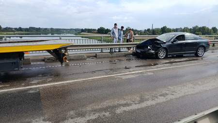 Satiksmes negadījuma Jēkabpilī uz tilta pār Daugavu dēļ pilsētā izveidojies liels sastrēgums (FOTO)