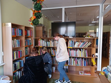 Jēkabpils novadā iepazīstas ar pagastu bibliotēku darbu (FOTO)