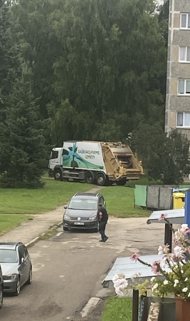 Mums raksta: SIA “Jēkabpils pakalpojumi” sadzīves atkritumu automašīna nesodīti izbraukā zālāju (FOTO)