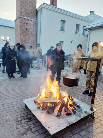 FOTOSTĀSTS: Jēkabpilī pie atmiņu ugunskura atceras Barikāžu laiku