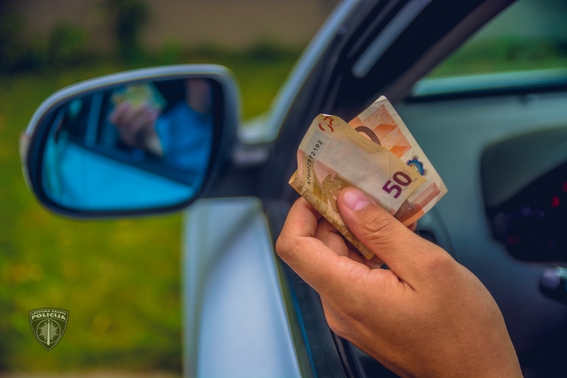 Autovadītājs, pārkāpjot atļauto braukšanas ātrumu, mēģināja policistiem piedāvāt 50 eiro lielu kukuli