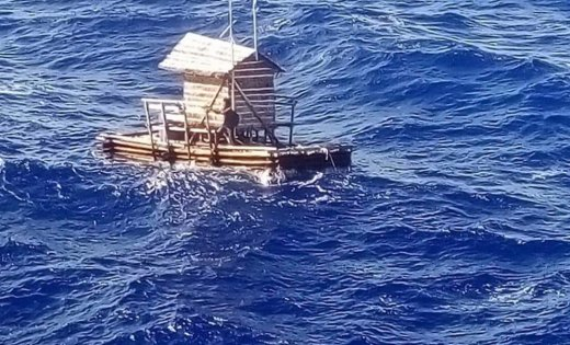 Indonēziešu pusaudzis 49 dienas dreifē okeānā ar zvejas namiņu