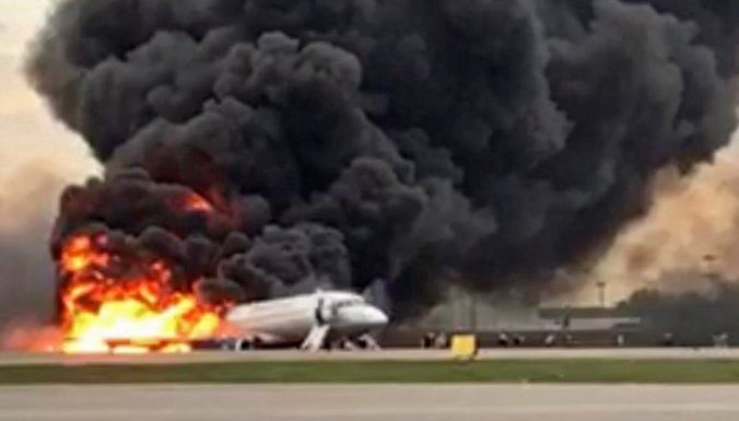 Lidmašīnas ugunsgrēkā Maskavas Šeremetjevas lidostā 41 bojāgājušais