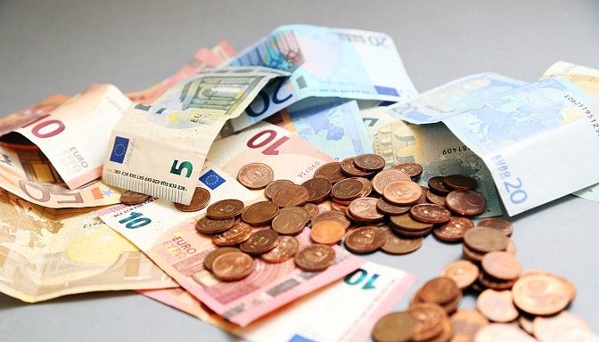 Комитет по налоговой политике правящей коалиции поддержал планы увеличения минимальной зарплаты до 500 евро