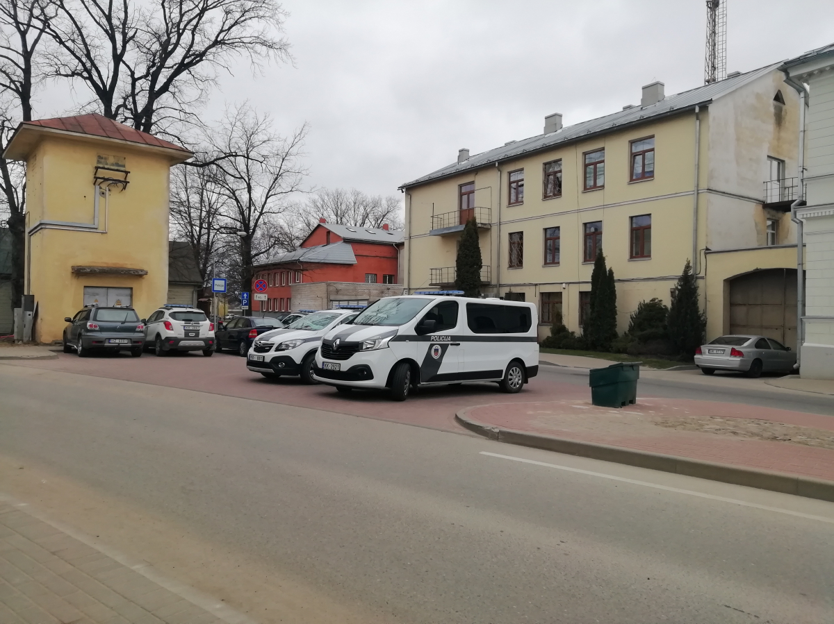 Autovadītājs bez tiesībām Jēkabpils iecirknī piedāvā kukuli policijas darbiniekiem