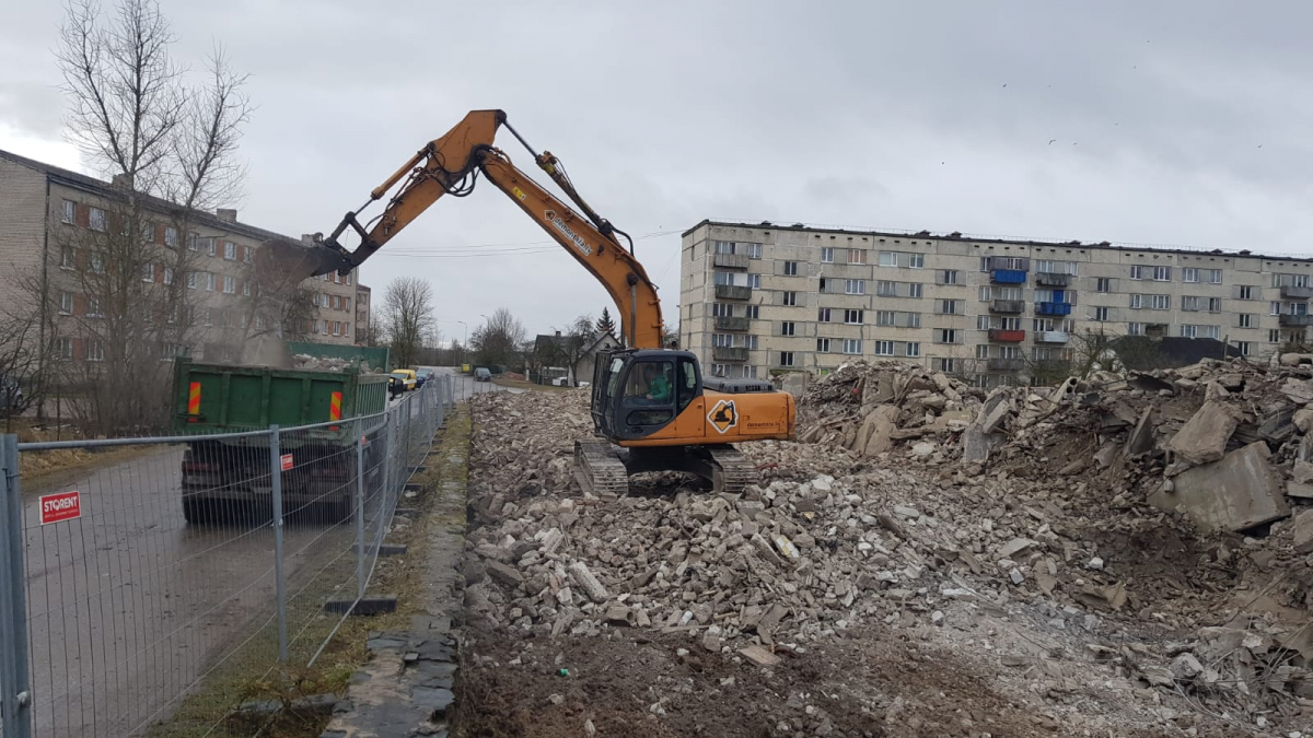 Turpinās grausta demontāža Jēkabpilī, Ziemeļu ielā 1