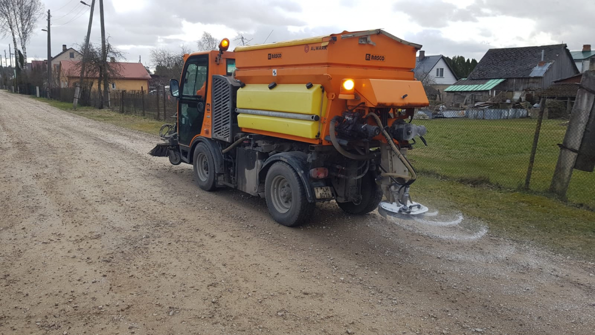 Jēkabpilī tiek veikta grants ielu apstrāde ar atputekļošanas materiālu