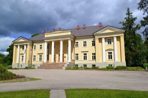 2020.2021.mācību gadā Brāļu Skrindu Atašienes vidusskolas 10.klasē skolēnus neuzņems