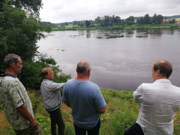 Latvijas Vides, ģeoloģijas un meteoroloģijas centra pārstāvji apseko Prižu ciema Daugavas stāvkrastu