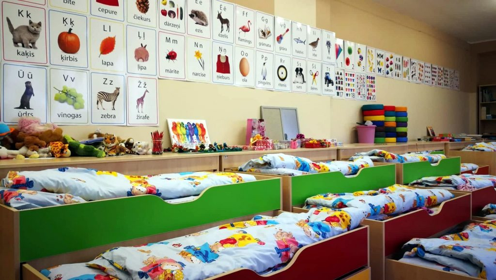 Divu metru distance starp bērnu gultiņām pirmsskolas izglītības iestādēs tomēr nebūs jāievēro