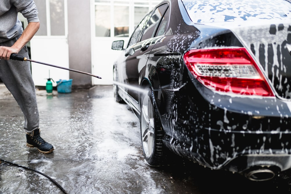 Kā neiekļūt nepatikšanās, mazgājot savu auto?