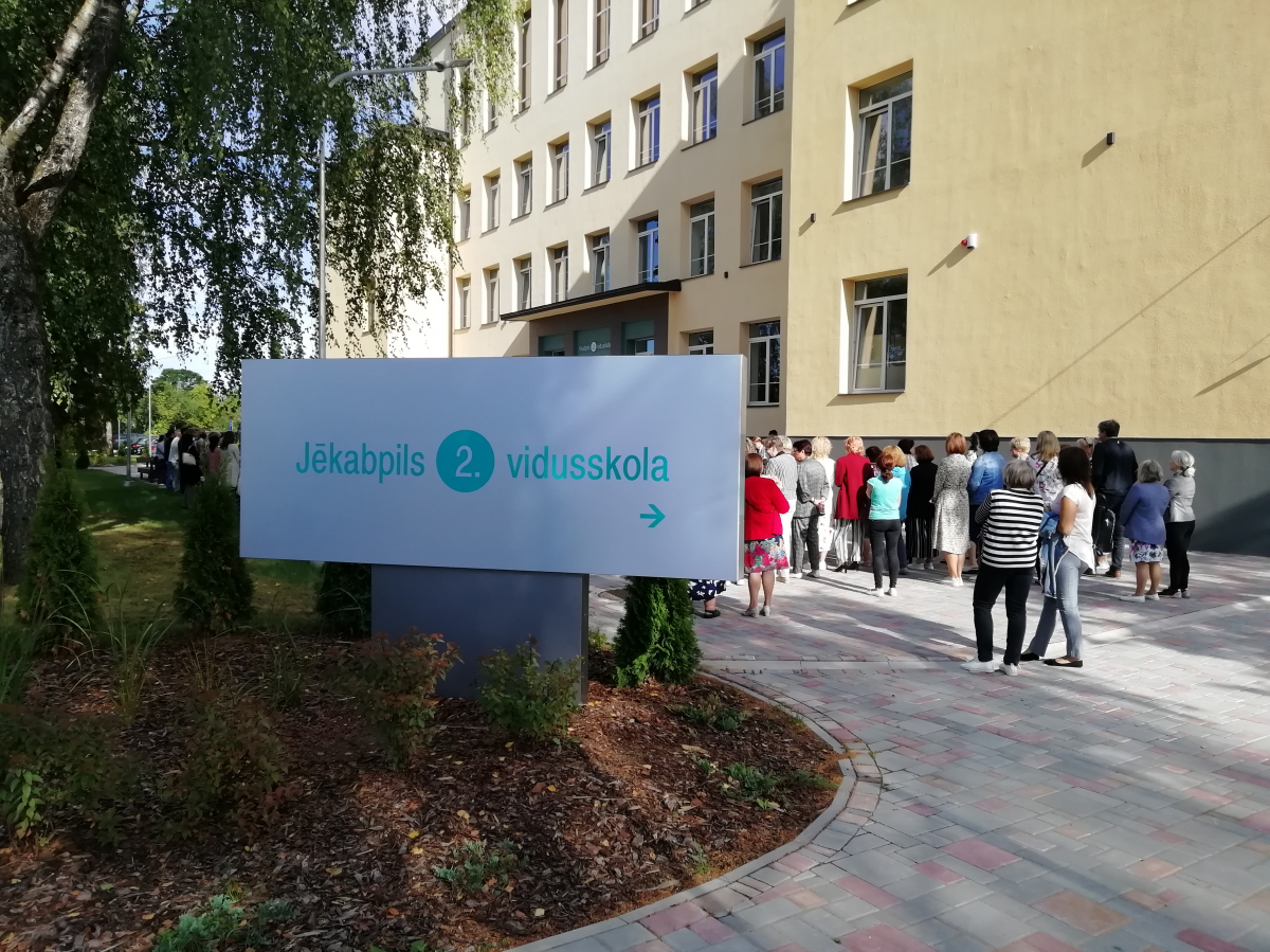 Tikko pēc pārbūves atklātajā Jēkabpils 2. vidusskolā nokritis griestu apmetums (PAPILDINĀTS)