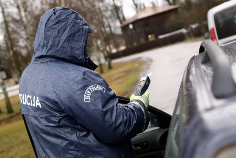 Autovadītājs Jēkabpils policistam piedāvā 100 eiro kukuli
