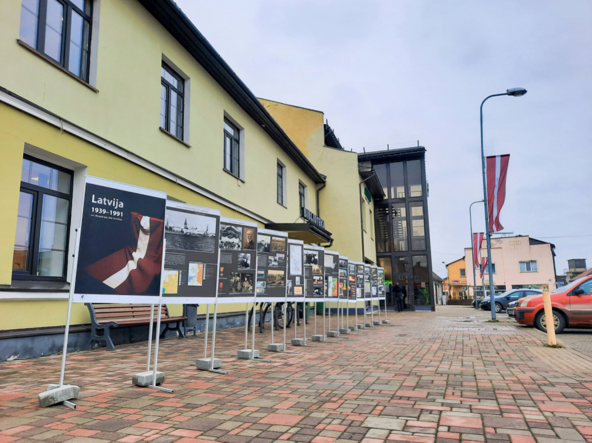 Pie Jēkabpils pilsētas bibliotēkas skatāma Okupācijas muzeja ceļojošā izstāde