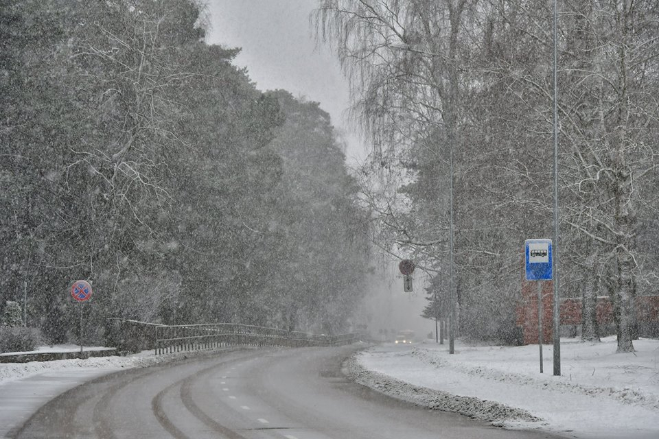 Daudzviet Latvijā, arī Jēkabpils apkārtnē, šorīt sniega un apledojuma dēļ ir apgrūtināti braukšanas apstākļi
