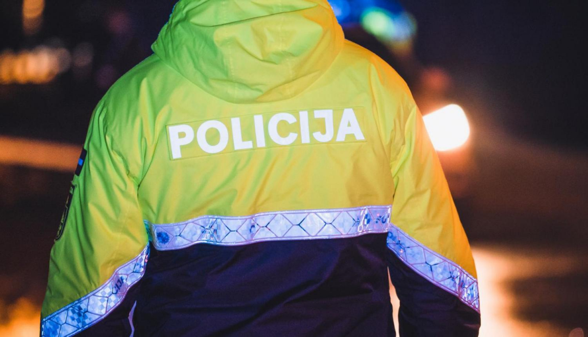 Krustpils novada Vīpes pagastā mājsēdes laikā policija ceļa malā atrod automašīnā gulošu dzērājšoferi