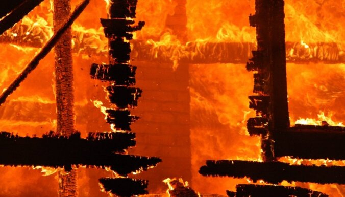 Jēkabpils un Līvānu ugunsdzēsēji sešas stundas dzēsa degošu dzīvojamo māju Mežārē