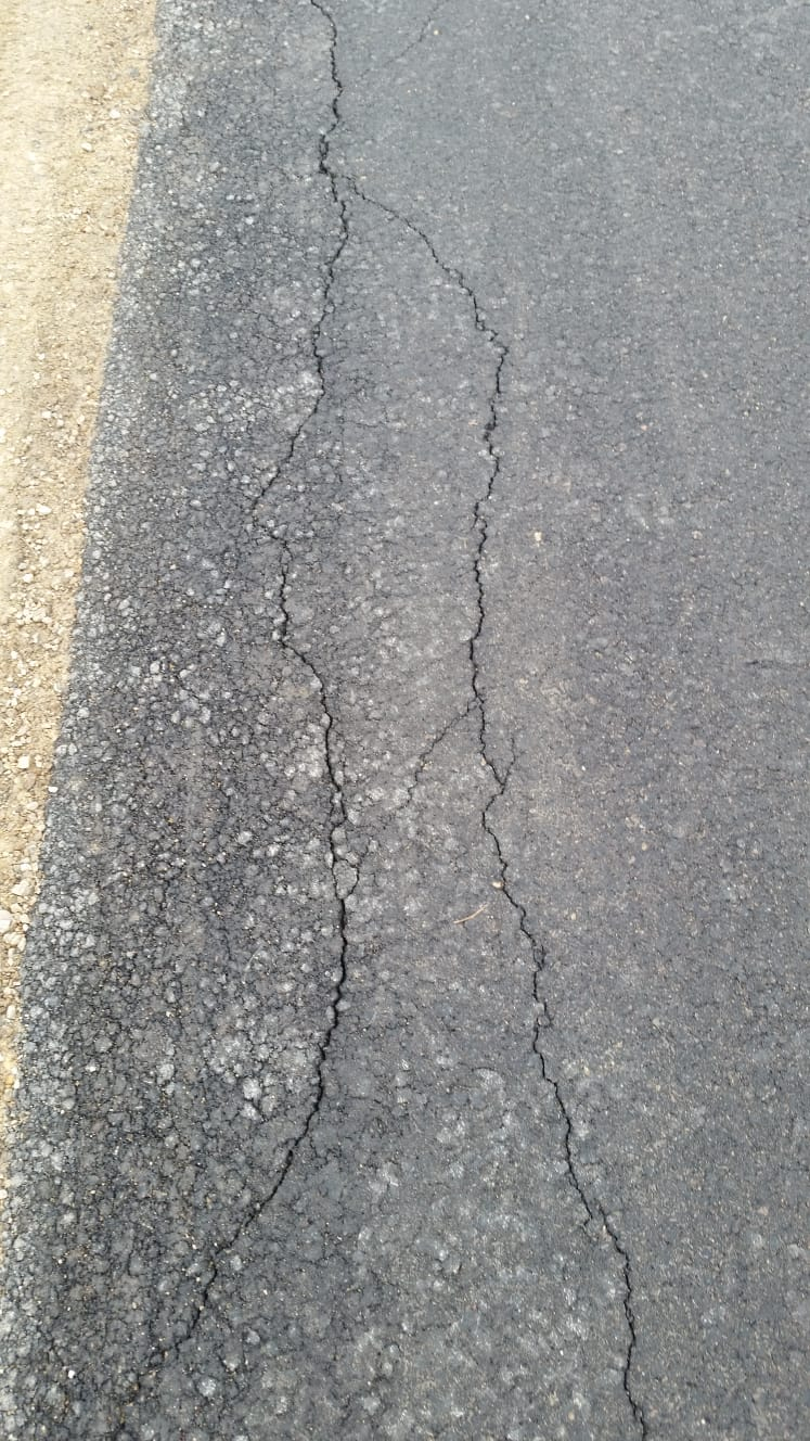 Jēkabpilī, Kaļķu ielas iedzīvotāji sūdzas, ka pērn klātais asfalts sācis plaisāt, LV ROADS sola defektus novērst