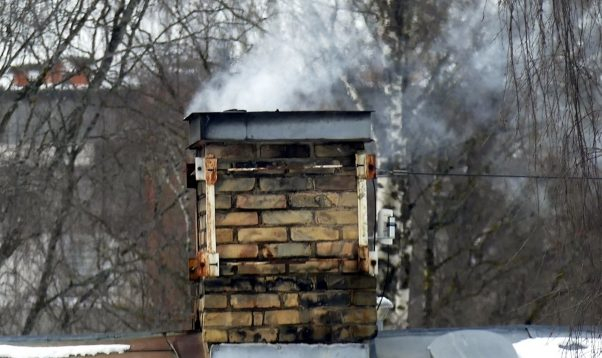 Jēkabpilī, Dzirnavu ielā dzēsti degoši sodrēji dūmvadā