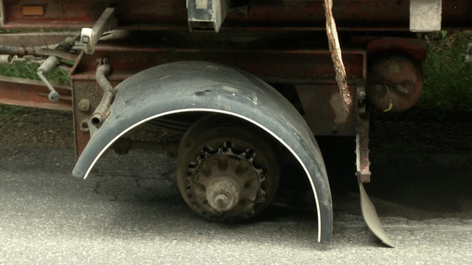 Kūku pagastā, nolūstot ritenim braucošam kravas auto,  tiek bojāts pretim braucošs kravas auto