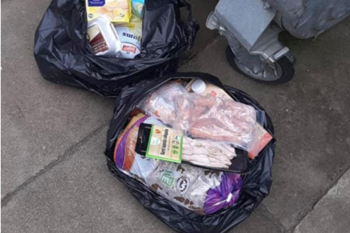 В Ливаны выбрасывают продуктовые пакеты для школьников