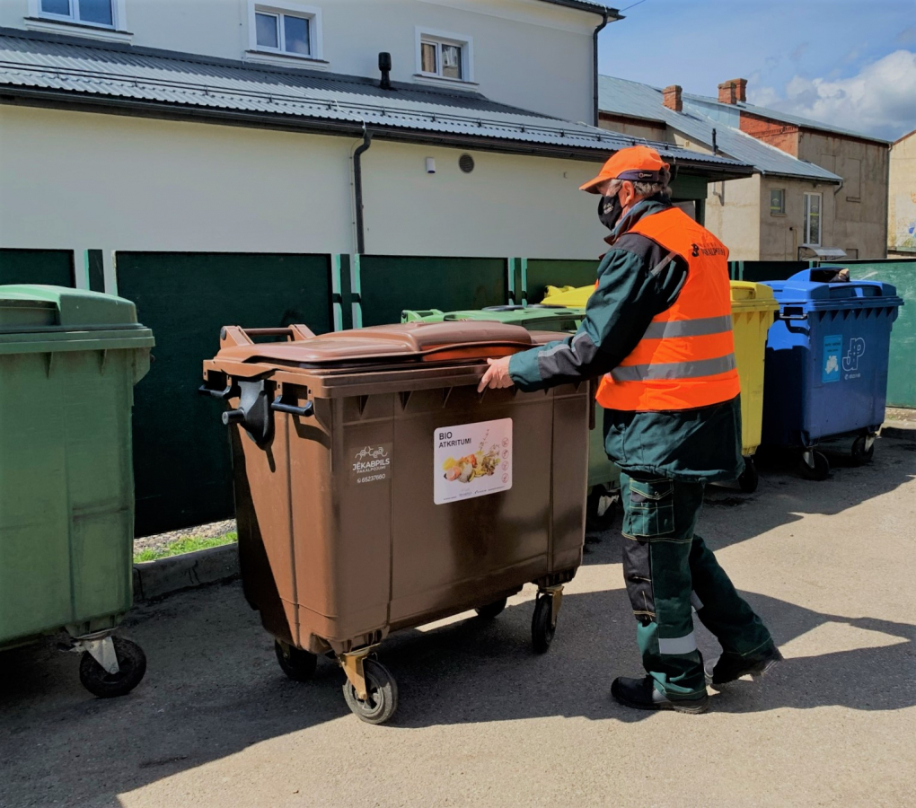 Jēkabpilī turpina ieviest BIO atkritumu šķirošanas sistēmu: uzstādīti vēl 7 konteineri