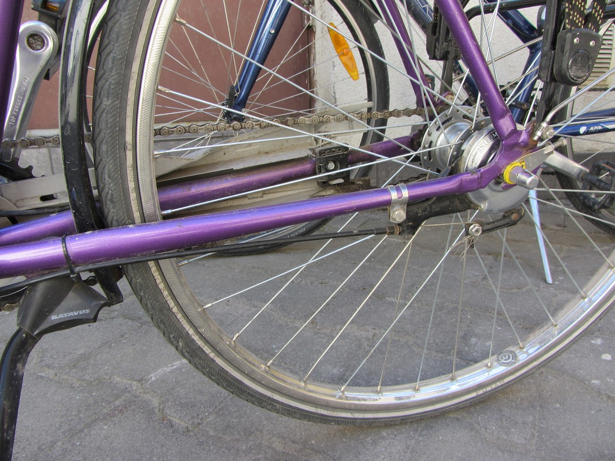 Jēkabpilī ar krāsu apzīmē veikala sienas un satiksmes negadījumā cieš velosipēdiste