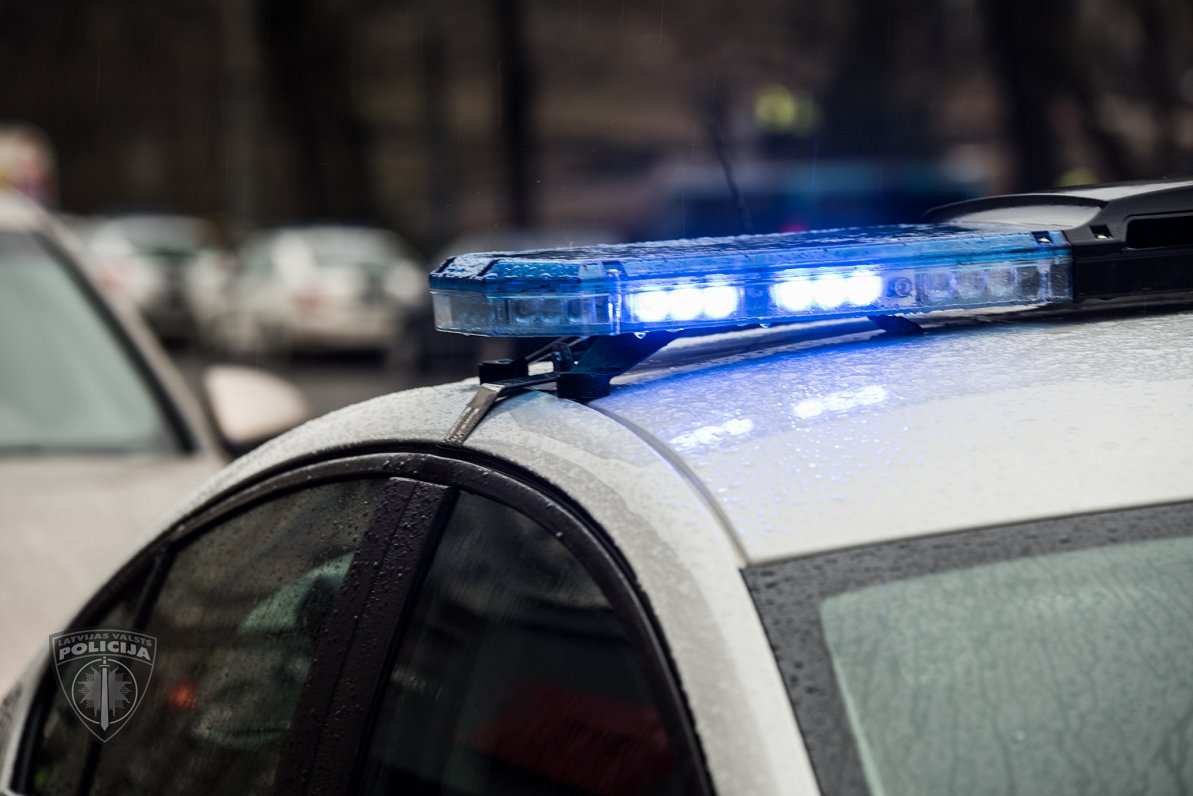 Jēkabpilī, Rīgas ielā BMW autovadītājs ietriecas apgaismes stabā un pamet avārijas vietu
