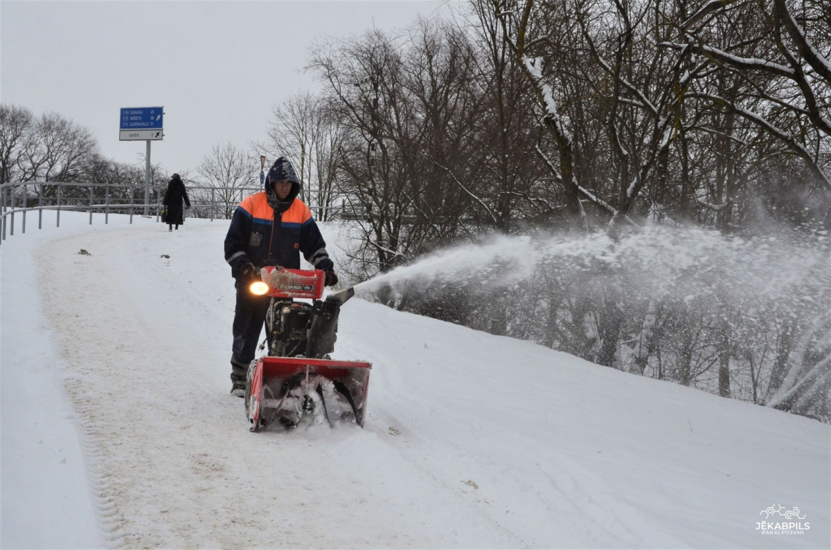 Jēkabpilī sniega tīrīšanā iesaistītas astoņas tehnikas vienības un 15 sētnieki