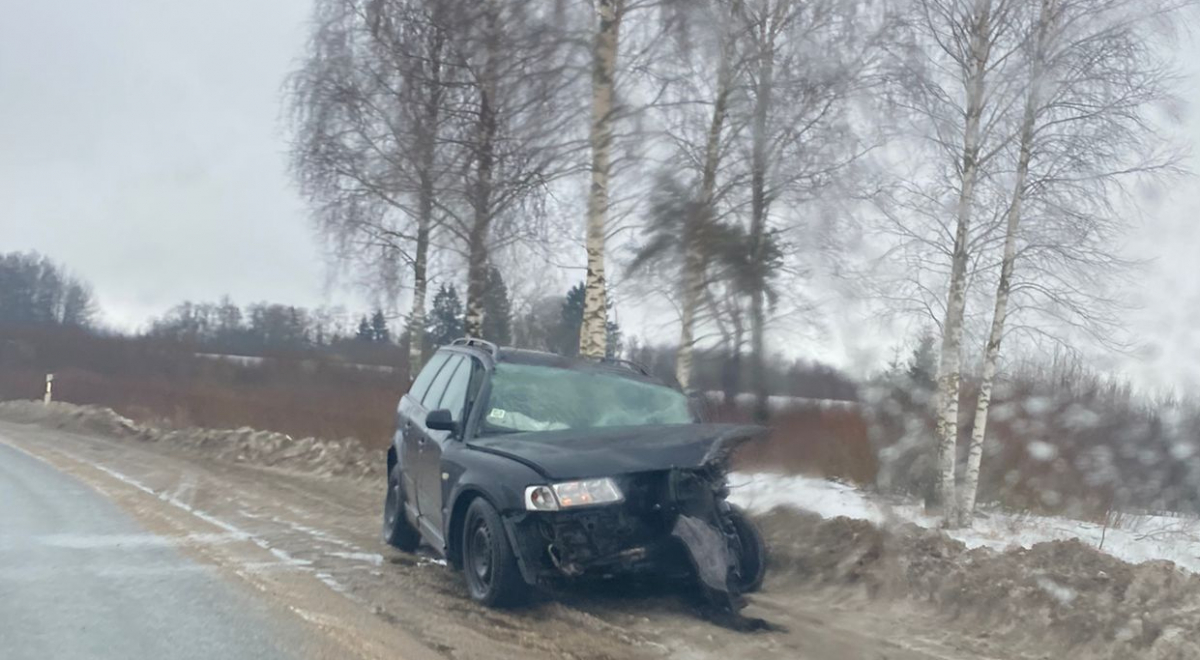 Autovadītājs Krustpils pagastā, iebraucot pretējā joslā, izraisa sadursmi ar divām automašīnām un nonāk slimnīcā