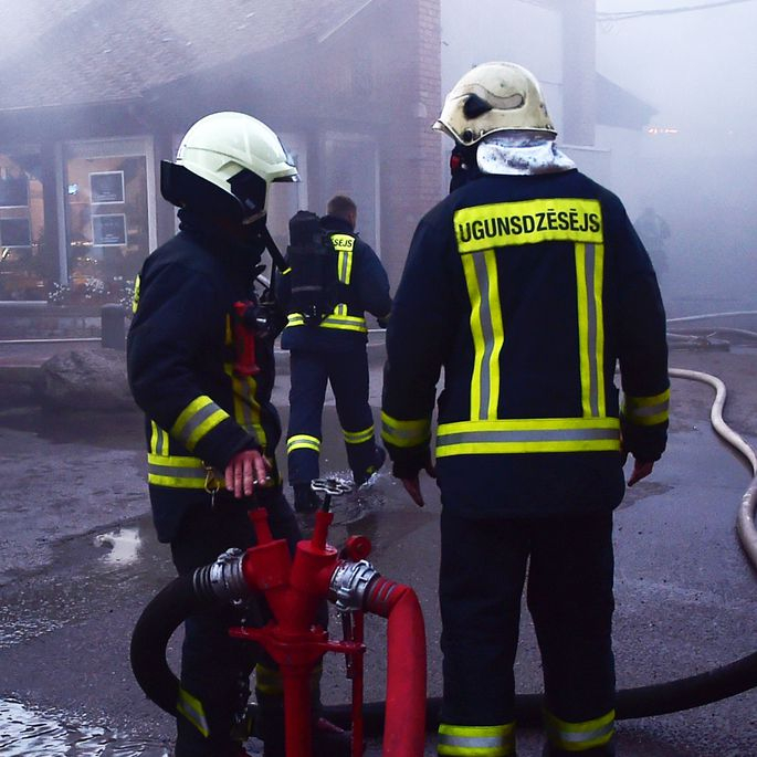 Jēkabpilī, izceļoties ugunsgrēkam piecstāvu mājas dzīvoklī, no ēkas evakuējas septiņi cilvēki