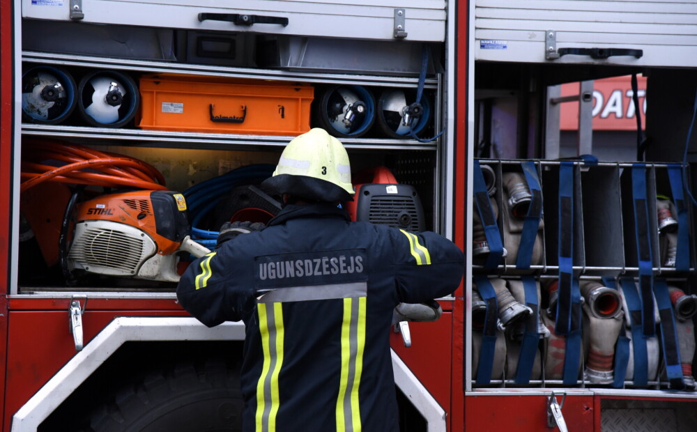 Viesītes ugunsdzēsēji glābēji palīdz dzēst degošu saimniecības ēku Zalves pagastā