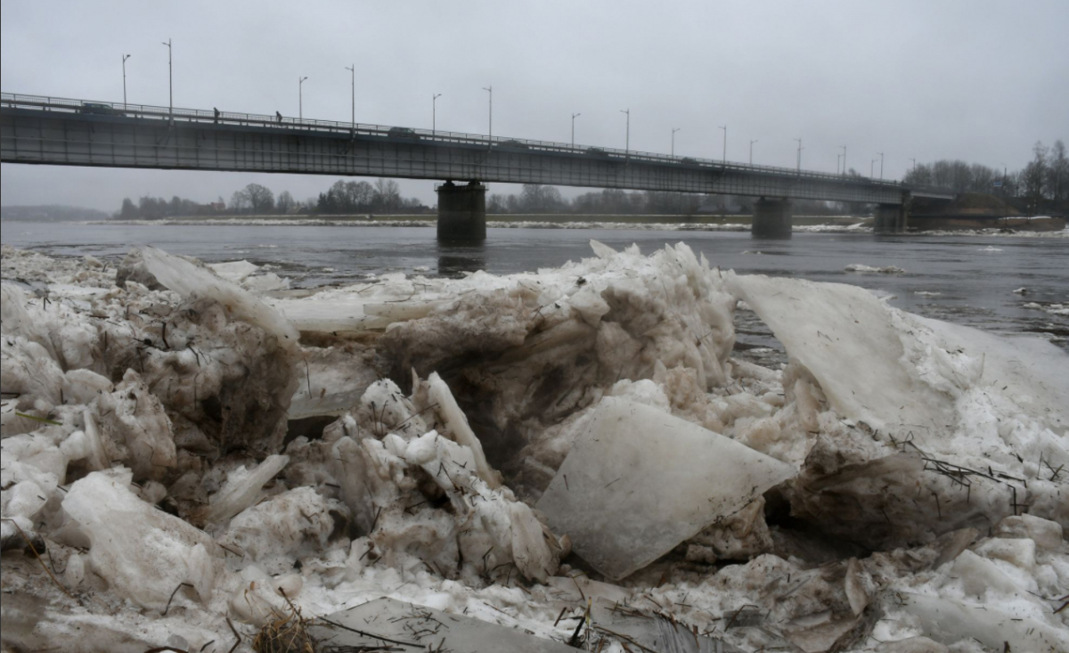VUGD saņem informāciju, ka Jēkabpilī pie tilta uz Daugavas ledus atrodas pieci jaunieši