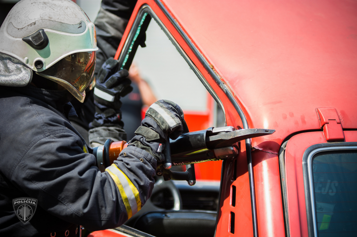 Jēkabpils ugunsdzēsēji glābēji saukti sakārtot ceļu pēc negadījuma Salā un dzēst ugunsgrēku Ritē