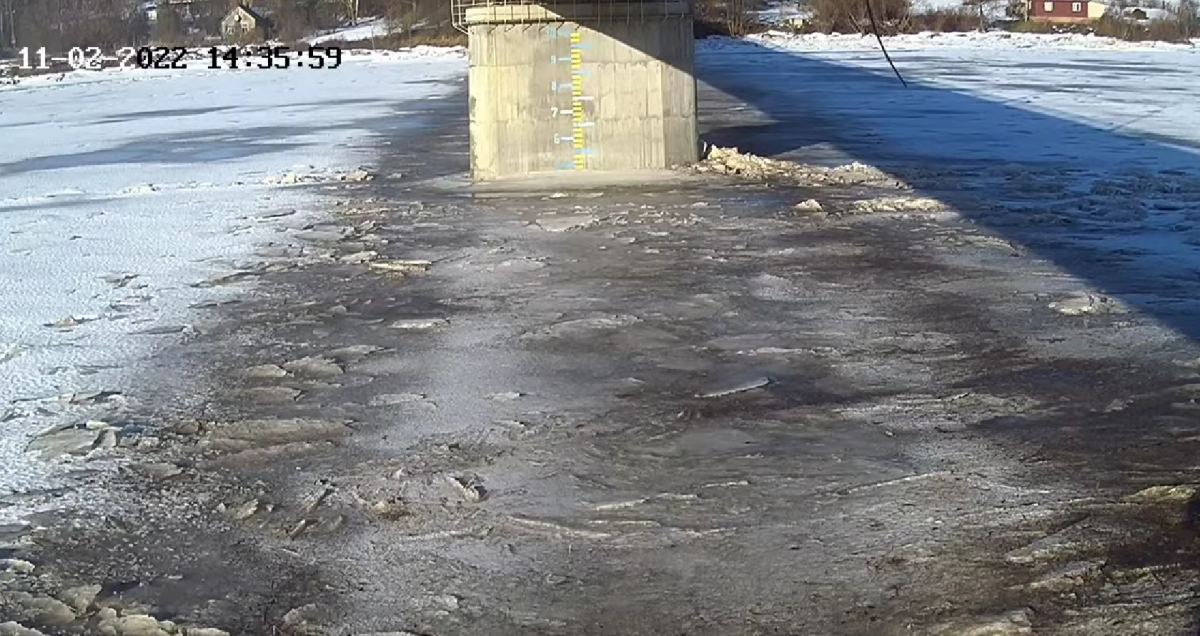 Daugavu pie Jēkabpils sedz 30 centimetrus biezs ledus, zem tā ir aptuveni metrs vižņu