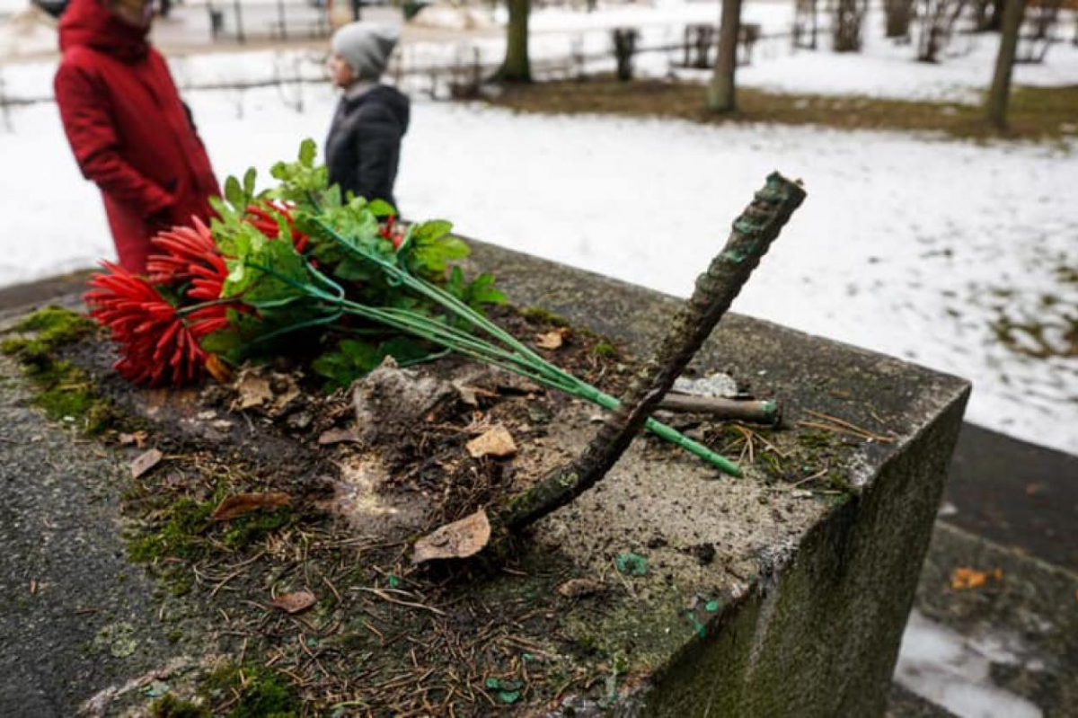 Jēkabpils novada pašvaldība slēgs mierizlīgumu kriminālprocesā par koku bojāšanu lielgabala patvaļīgas demontēšanas laikā