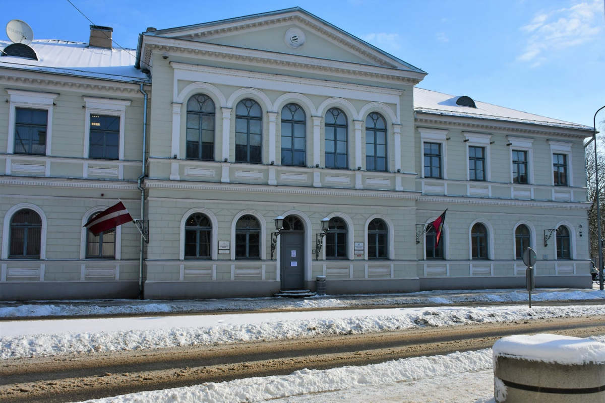 Konstatē, ka Jēkabpils novada domē veiktas izmaiņas lēmumu projektā pēc deputātu balsojuma
