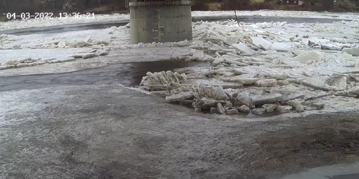 Jēkabpilī, Daugavā pie tilta šodien novērota lokāla ledus kustība