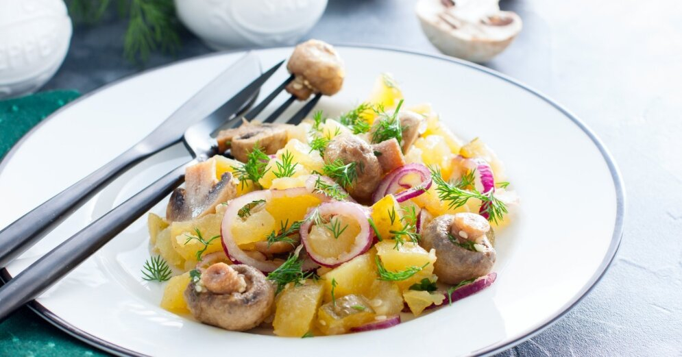 Gavēņa salāti ar kartupeļiem un marinētiem šampinjoniem