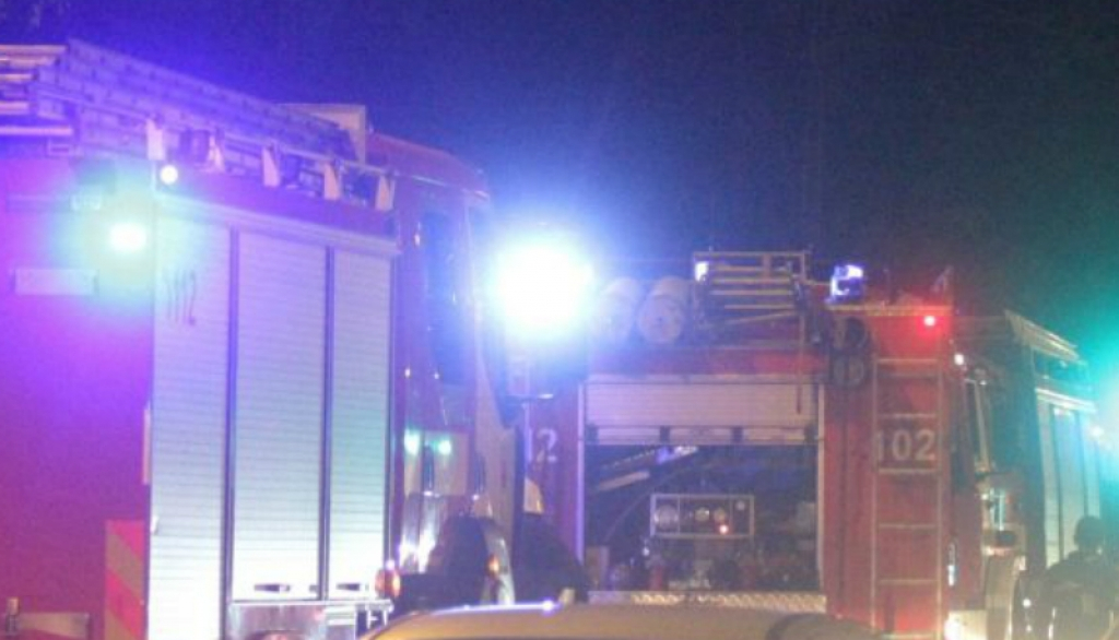 Līvānu novada Rožupē ugunsgrēkā trīsstāvu mājā dega dzīvoklis un jumts, cietuši četri cilvēki