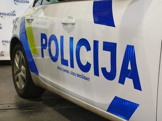 Sēlpilī autovadītājs saņem sodu 140 eiro par notriektu aizsargbarjeru un bojātu stabu
