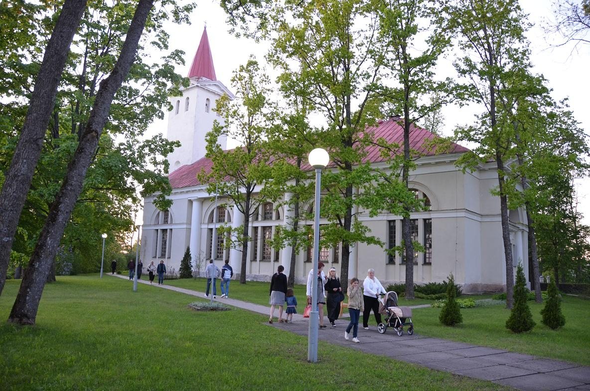Svētdien Jēkabpilī pie Krustpils luterāņu baznīcas stādīs Ernsta Glika ozolus